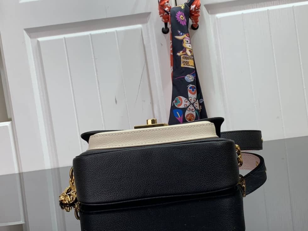 L0vis Vvtt0n Lockme Tender Leather Black M58557 Replica Crossbody Bag