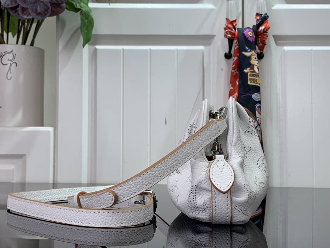 L0vis Vvtt0n Scala Mini Pouch Mahina Leather Replica Bag M80410