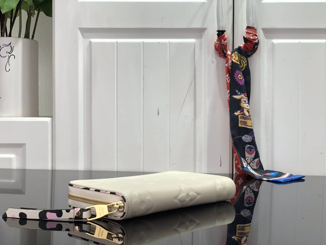 L0vis Vvtt0n Monogram Empreinte Leather with Animal-Print Zippy Wallet Replica White M80680