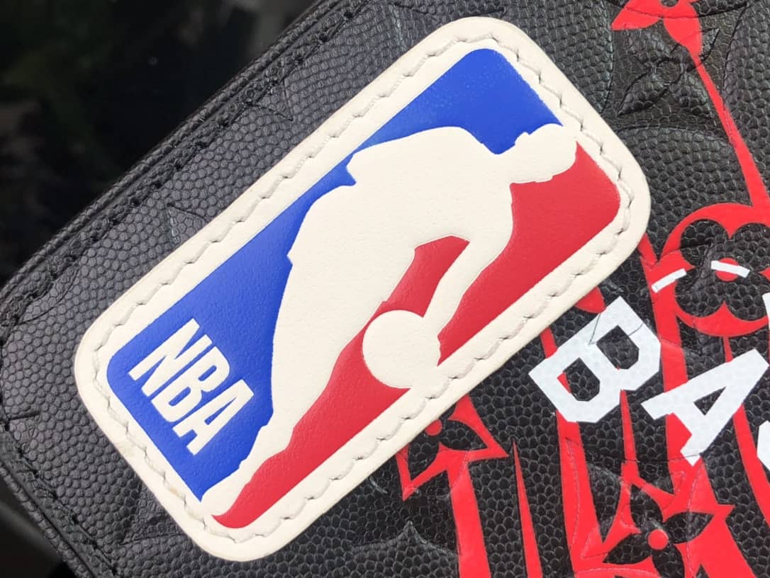 L0vis Vvtt0n NBA Studio Messenger Basketball Bag Replica M58498