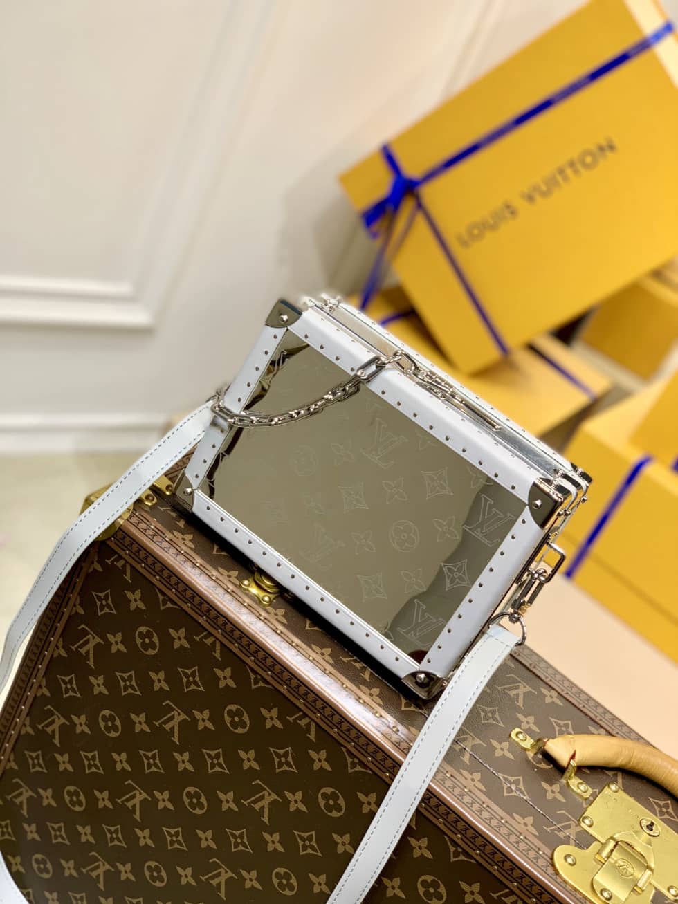 L0vis Vvtt0n Clutch Box Bag White M20230 Replica Messenger Bag