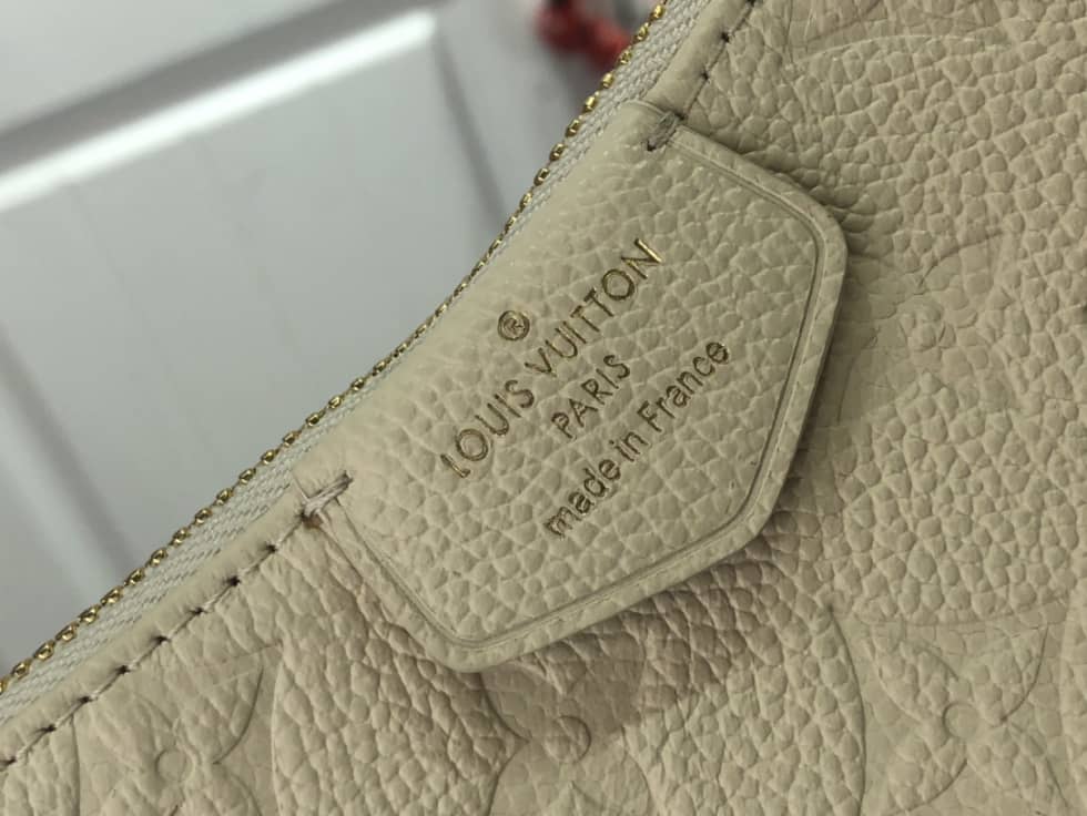 L0vis Vvtt0n Easy Pouch On Strap Creme White Empreinte M81066 Replica