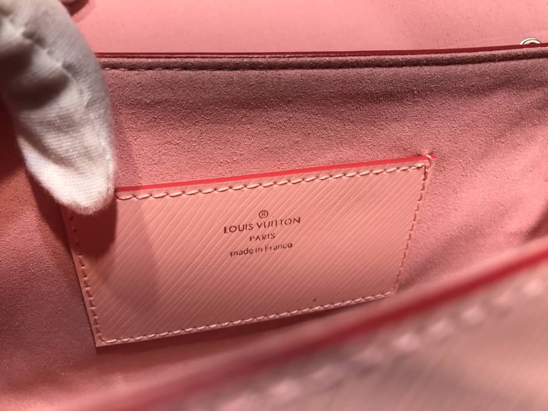 L0vis Vvtt0n Twist MM Inspired Chain Shoulder Bag