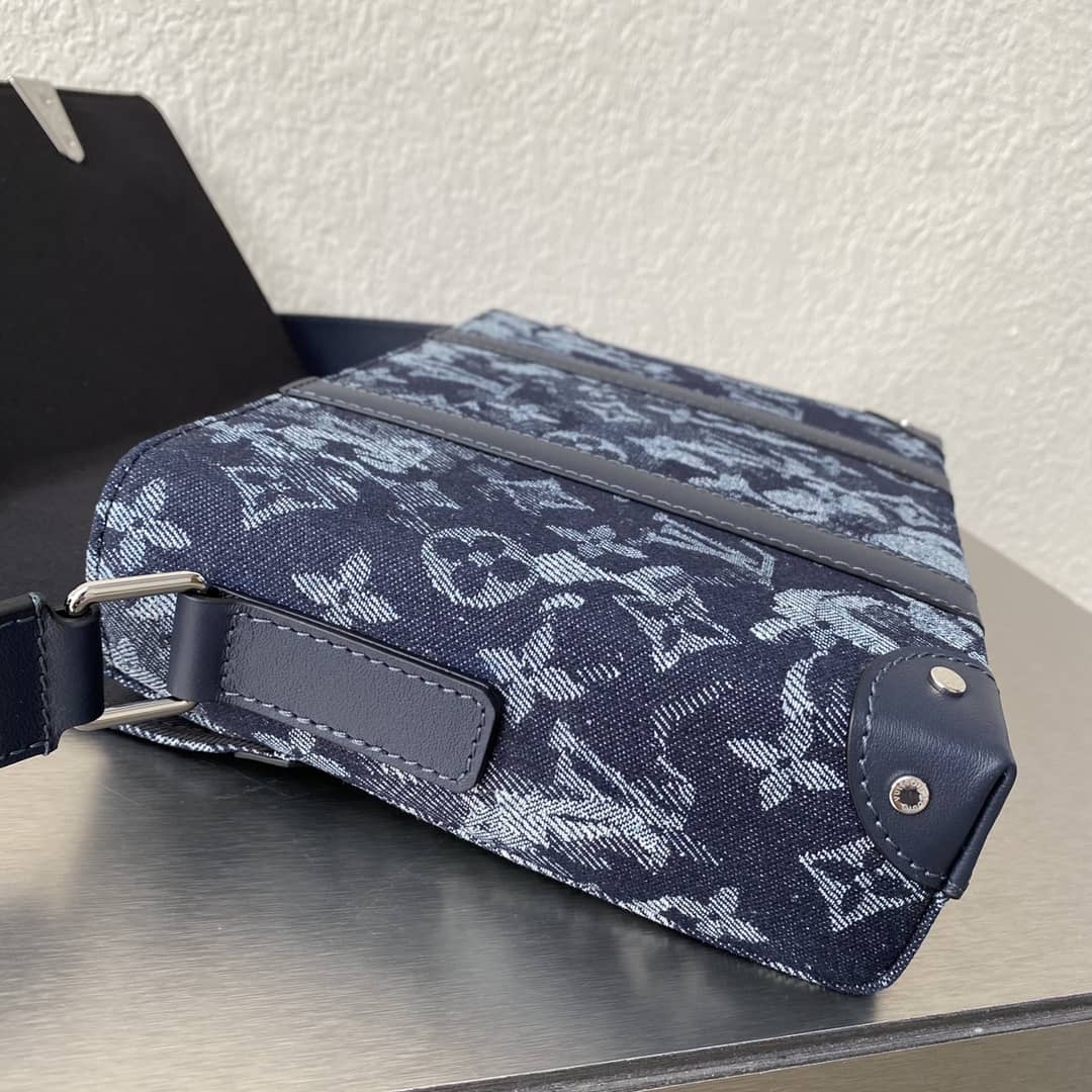 L0vis Vvtt0n Trunk Monogram Messenger Bag Replica Blue M57282