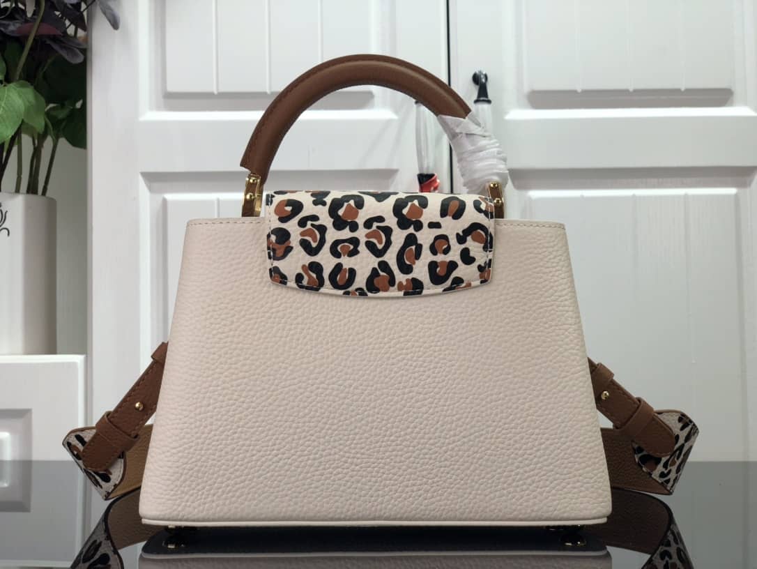 L0vis Vvtt0n Capucines BB Calfskin Handbag Beige