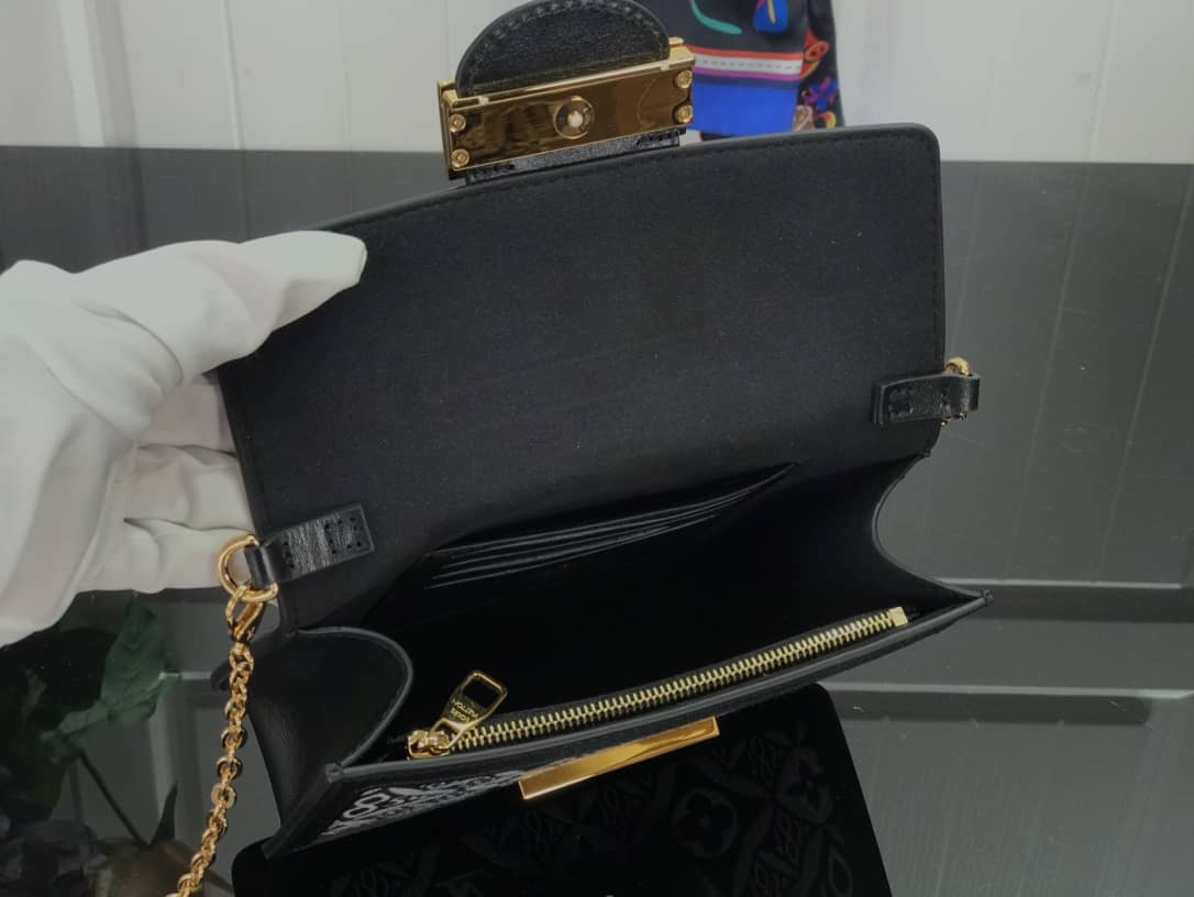 L0vis Vvtt0n Since 1854 Dauphine Chain Replica Wallet Black M69992