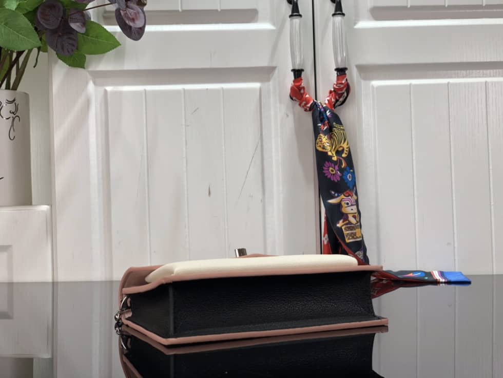 L0vis Vvtt0n Pochette Lock Me Chain M63980 Replica Crossbody Bag