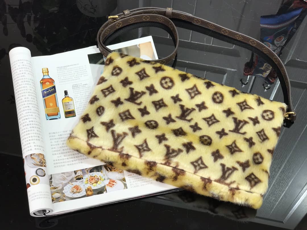 L0vis Vvtt0n In The Winter Muff Replica Bag M76094