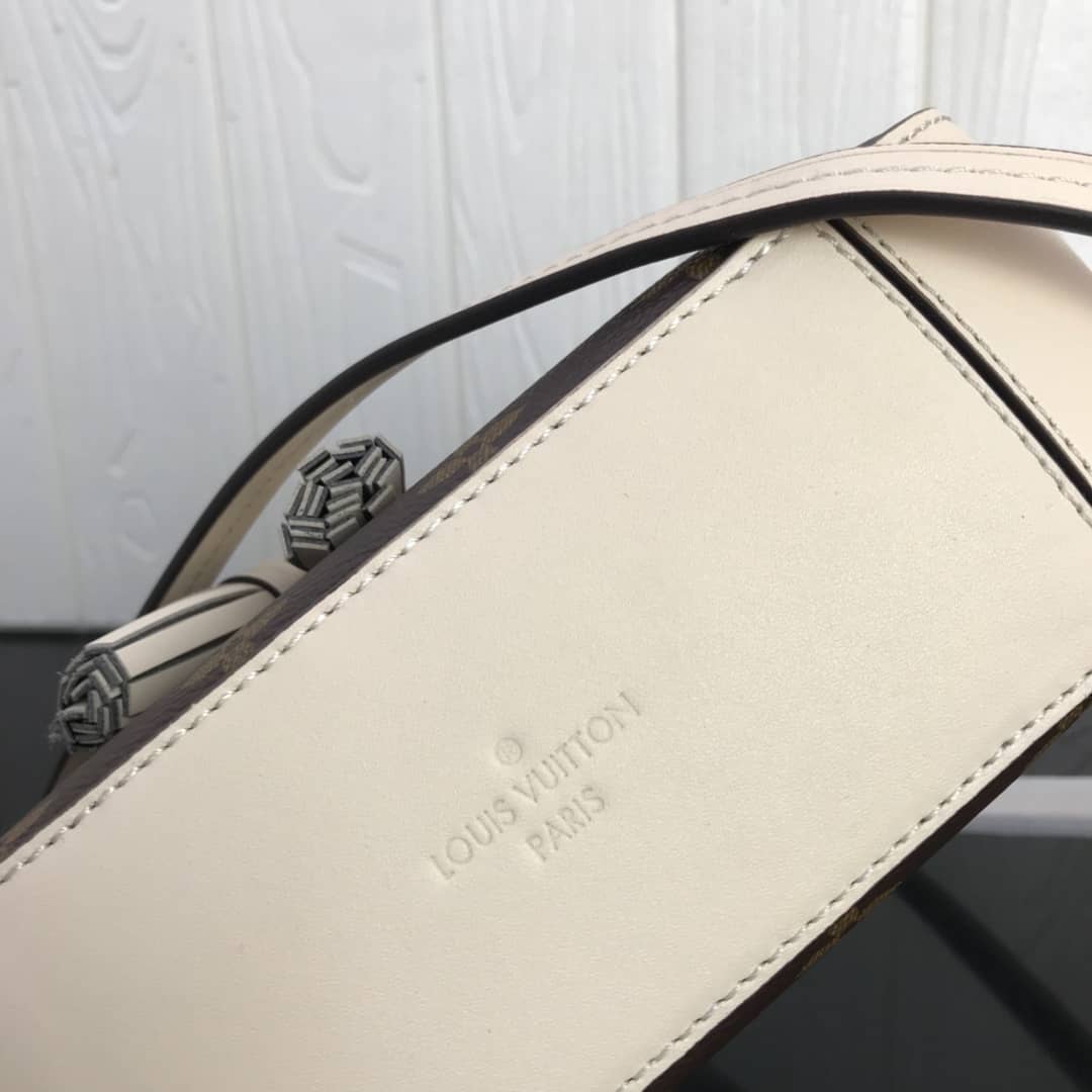 L0vis Vvtt0n Canvas Saintonge Replica Camera Bag White M43555