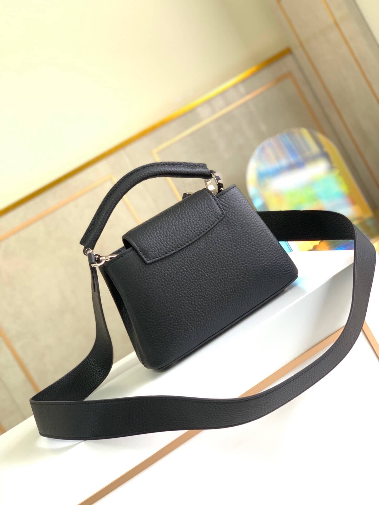 L0vis Vvtt0n Taurillon Leather Capucines Mini Replica Bag Black M55985