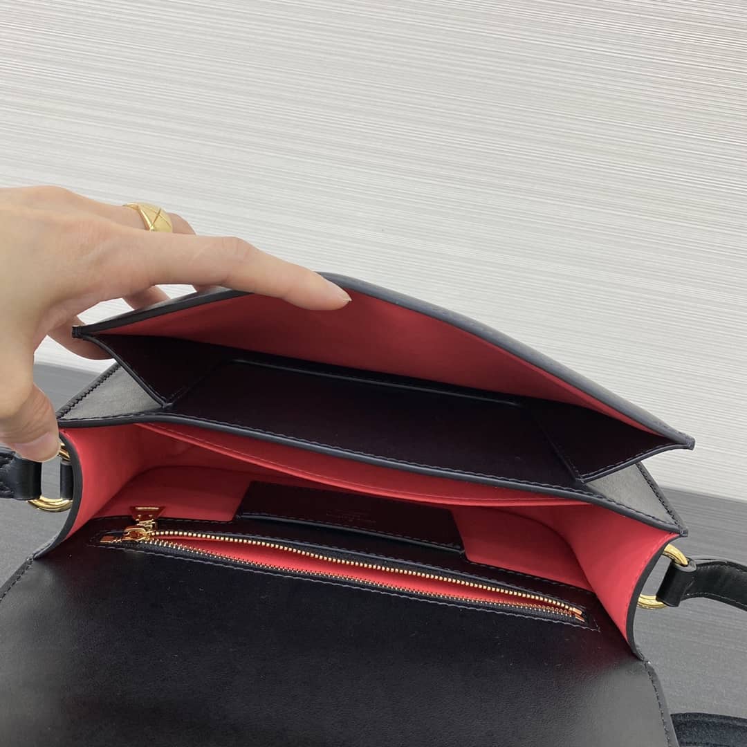 L0vis Vvtt0n Pont 9 Leather Crossbody Bag M55948