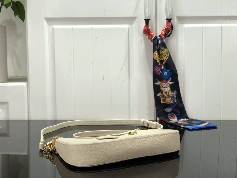 L0vis Vvtt0n Easy Pouch On Strap Creme White Empreinte M81066 Replica