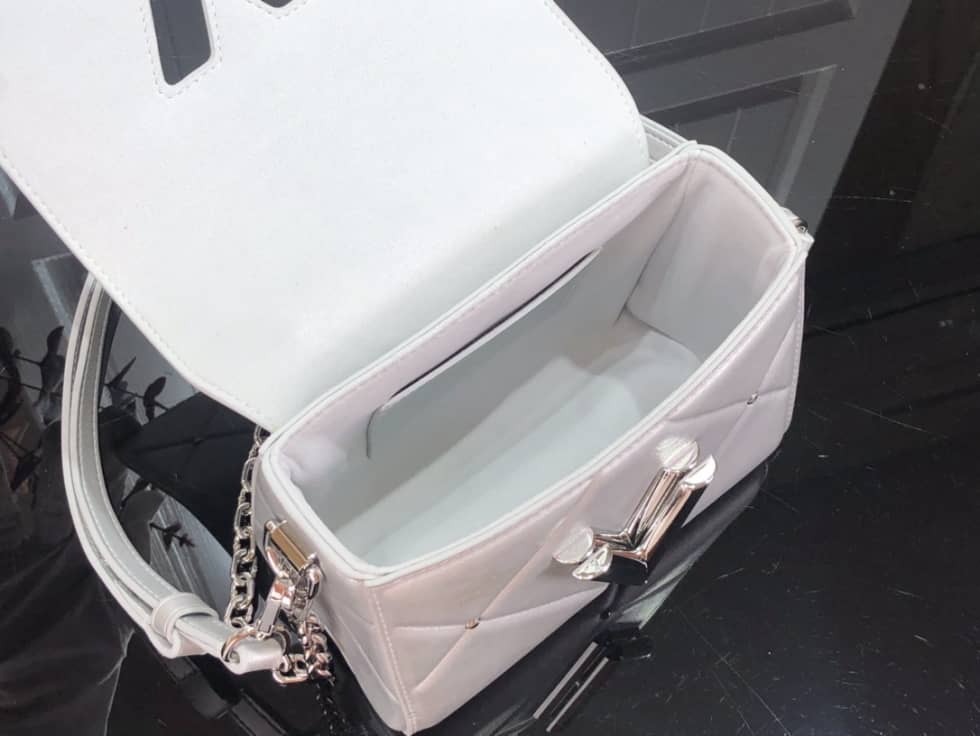 L0vis Vvtt0n Replica Bags Twist PM Leather M59031 Replica Crossbody Bag