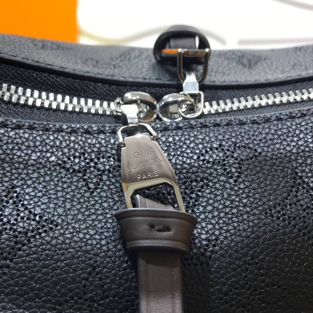 L0vis Vvtt0n Beaubourg Hobo MM Mahina Leather Replica Black M56073