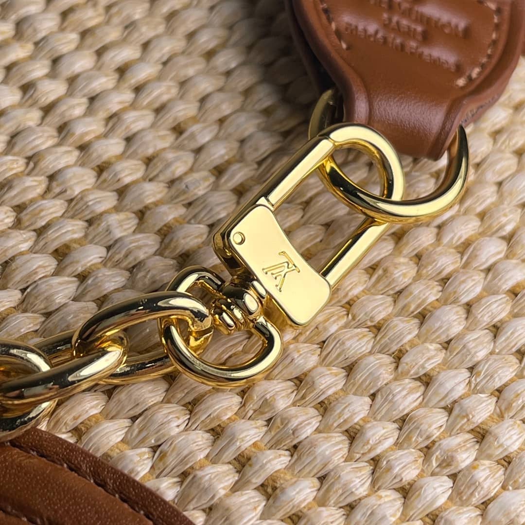 L0vis Vvtt0n Toiletry Pouch on Chain Circle Logo M81366 Replica