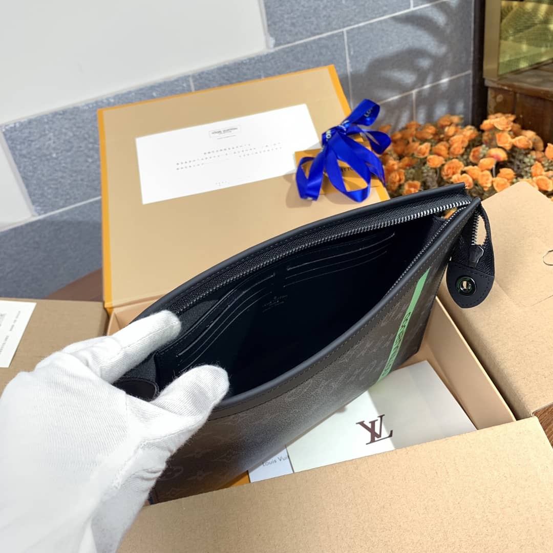 L0vis Vvtt0n Monogram Eclipse Canvas Replica Pochette Voyage MM Black M61692