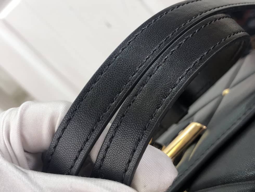 L0vis Vvtt0n Twist MM Leather M59029 Replica Crossbody Bag