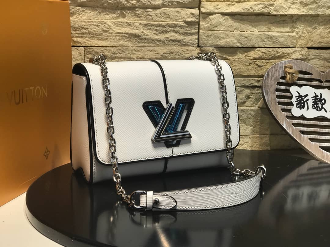 L0vis Vvtt0n AAA Replica Chain Shoulder Bag White