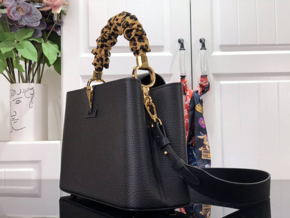 L0vis Vvtt0n Capucines MM Black M58732 Replica Crossbody Bag