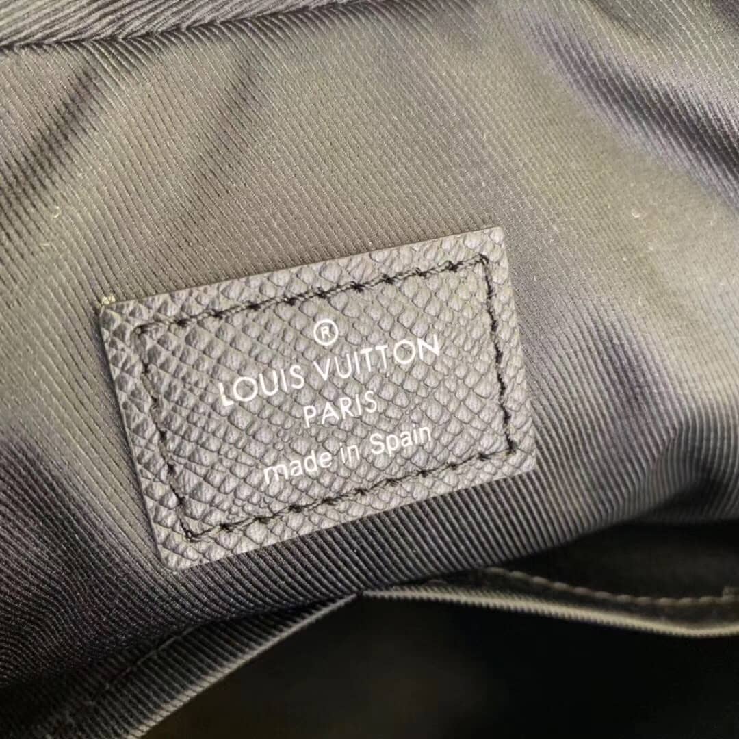 L0vis Vvtt0n Taiga Alex Leather Messenger Bag Replica M30260