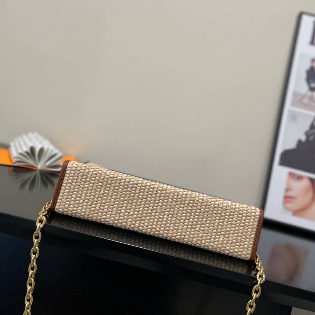 L0vis Vvtt0n Toiletry Pouch on Chain Circle Logo M81366 Replica