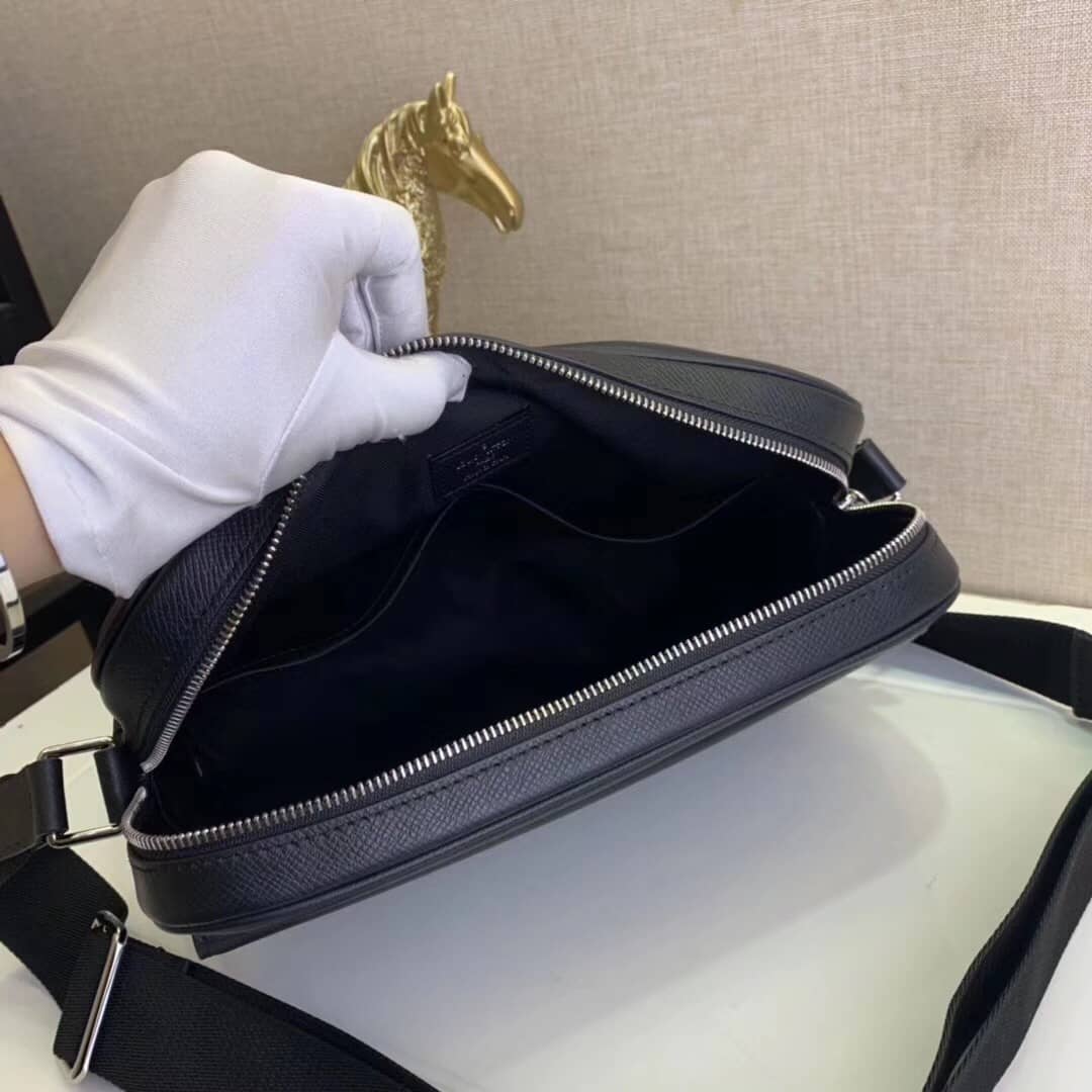 L0vis Vvtt0n Taiga Alex Leather Messenger Bag Replica M30260