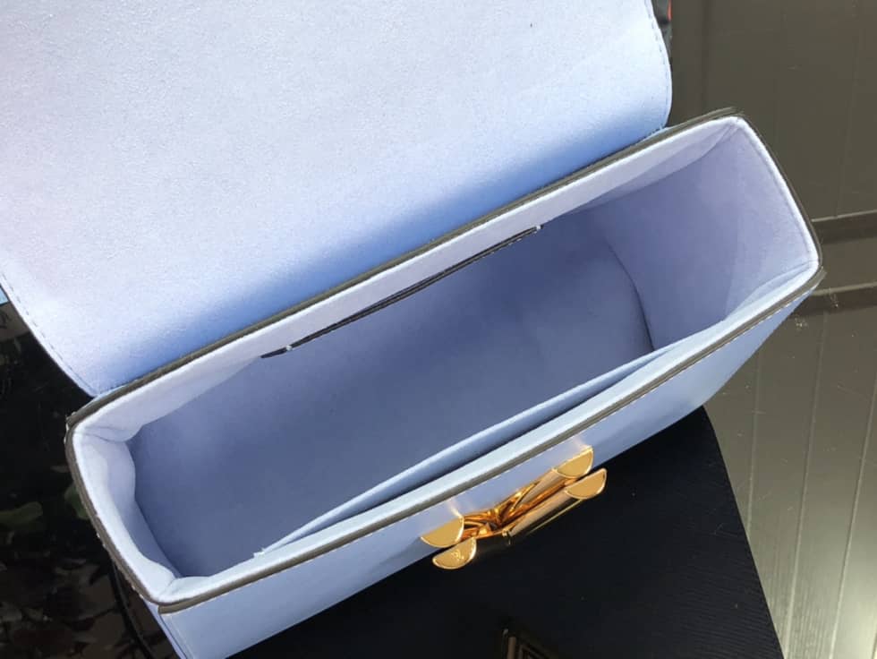 L0vis Vvtt0n Twist MM Epi Grained Leather M59627 Replica Crossbody Bag