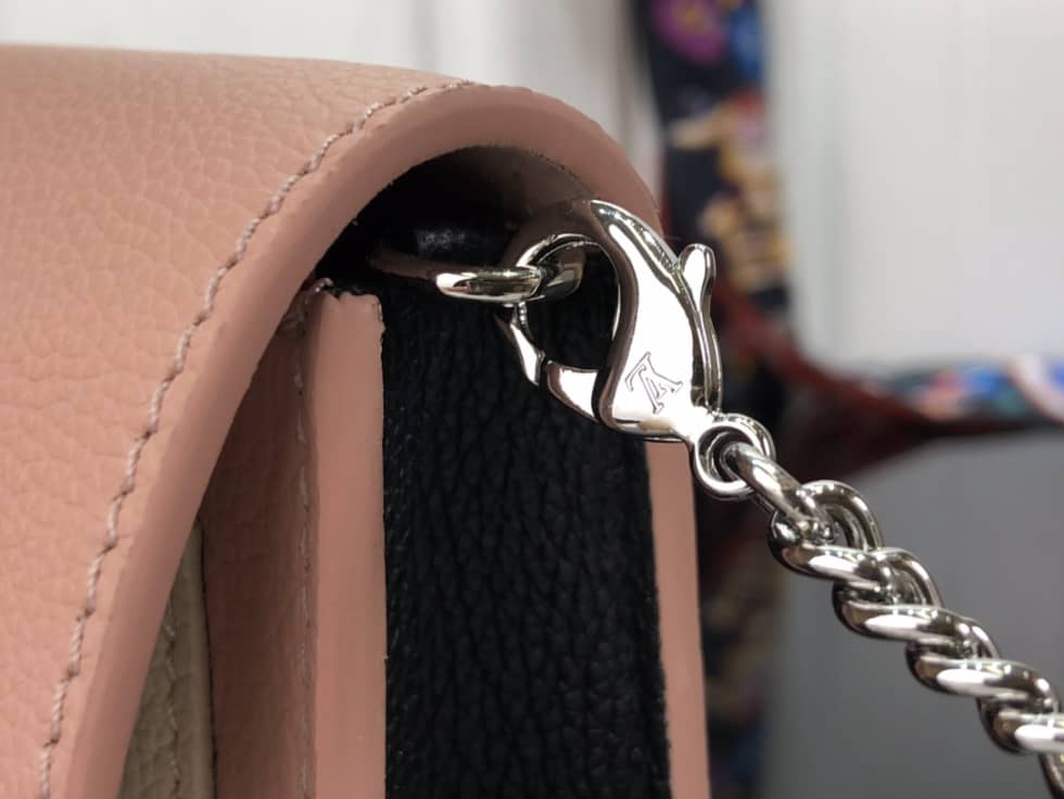 L0vis Vvtt0n Pochette Lock Me Chain M63980 Replica Crossbody Bag