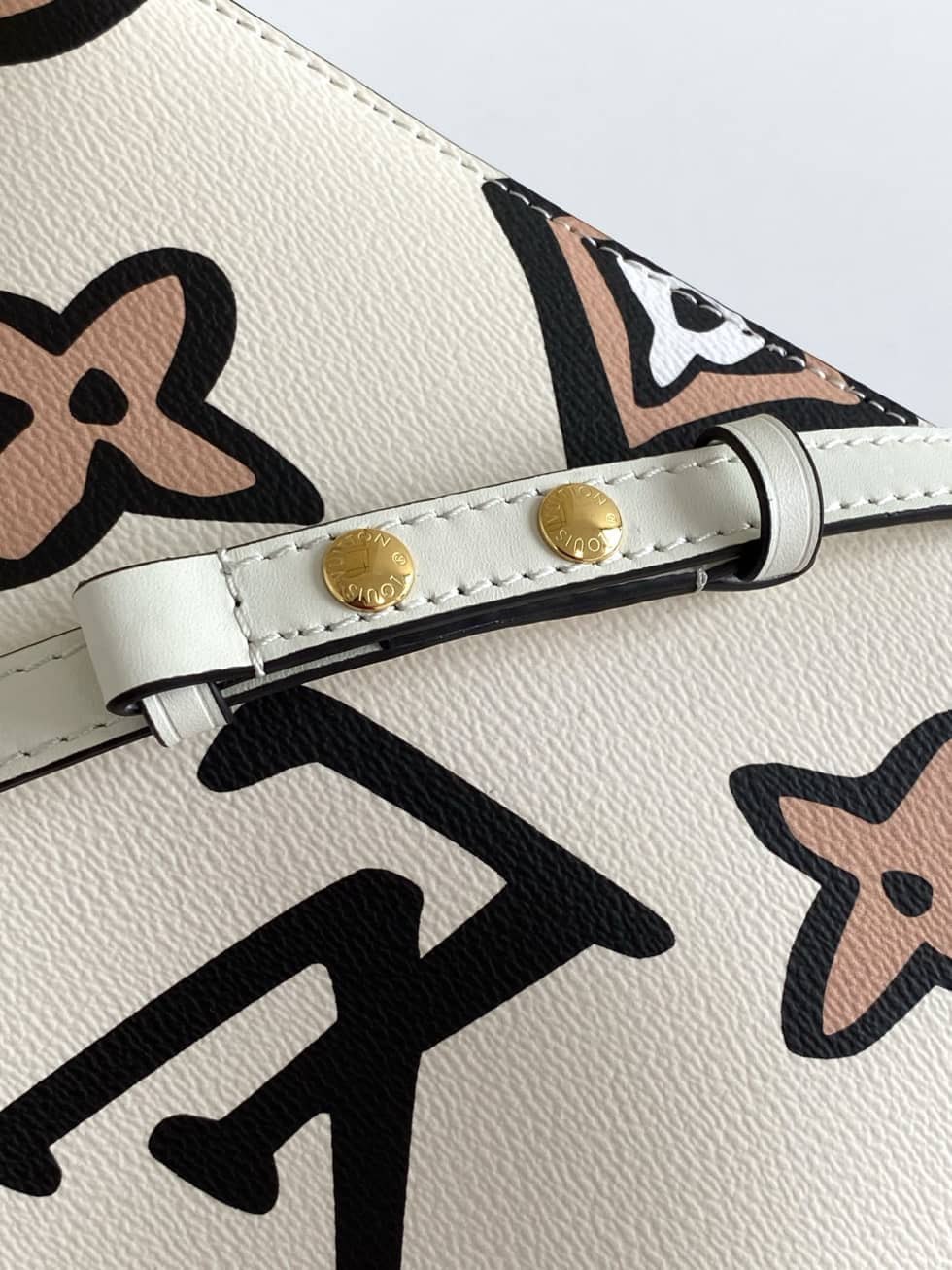 L0vis Vvtt0n NeoNoe Monogram Giant Jungle White M44679 Replica Bucket Bag