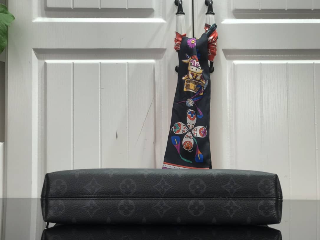 L0vis Vvtt0n Monogram Eclipse Canvas Replica Pouch Black M60417