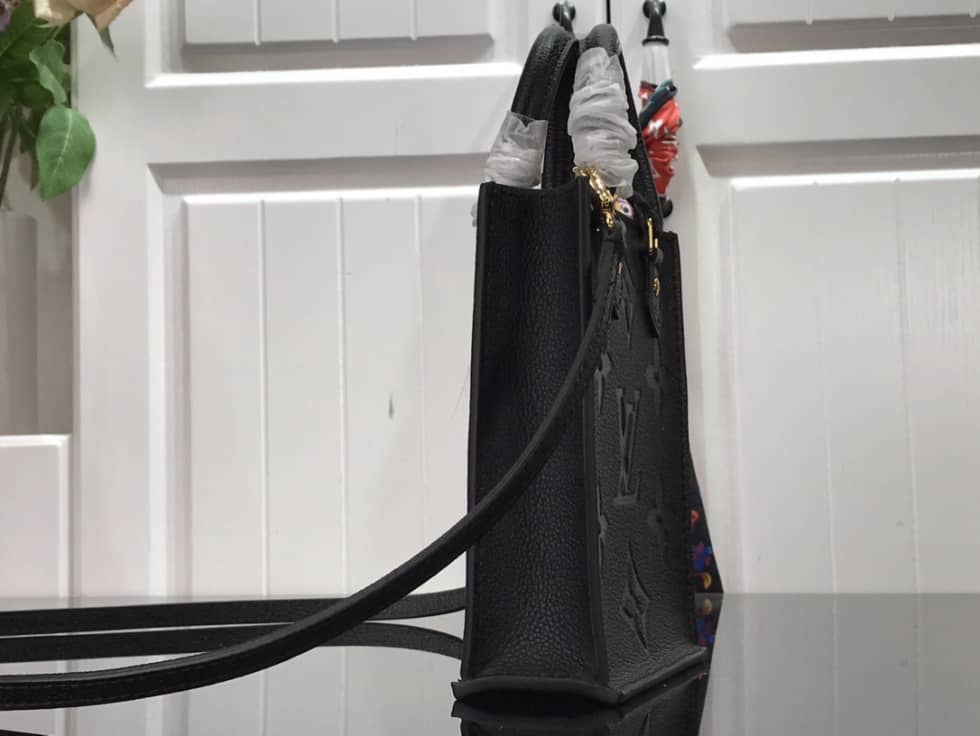 L0vis Vvtt0n Monogram Petit Sac Plat M69442 Replica Shoulder Bag