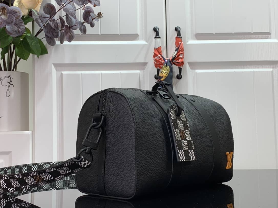 Top Quality AAA+ LV Leather Duffle Bag Black