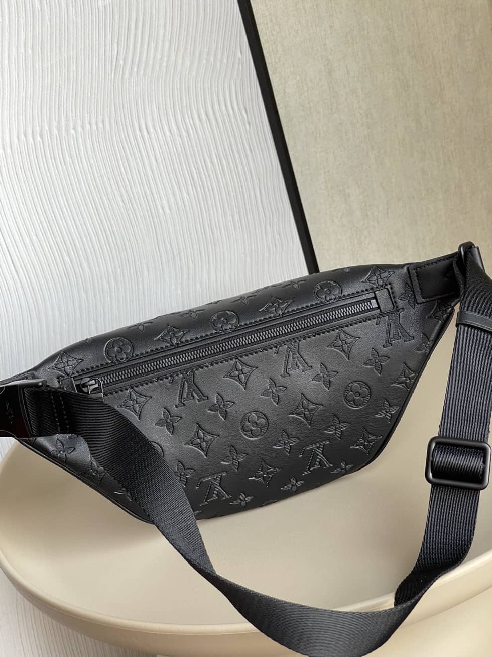 L0vis Vvtt0n Discovery Bumbag PM Monogram Shadow Black M46036 Replica Belt Bag