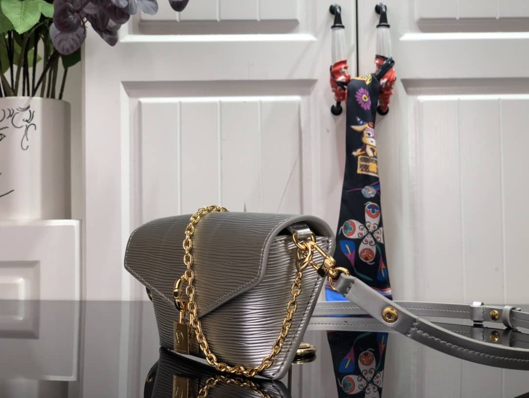 L0vis Vvtt0n Epi Leather Padlock On Strap Replica Bag Silver M80819