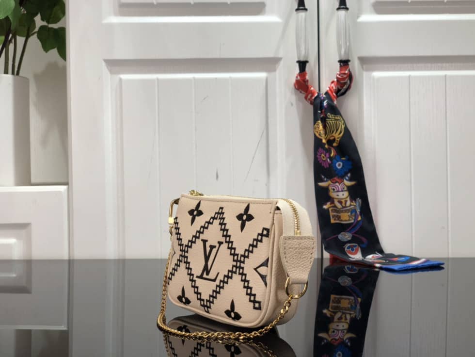 L0vis Vvtt0n Mini Pochette Accessoires Empreinte Broderies Beige M81140 Replica