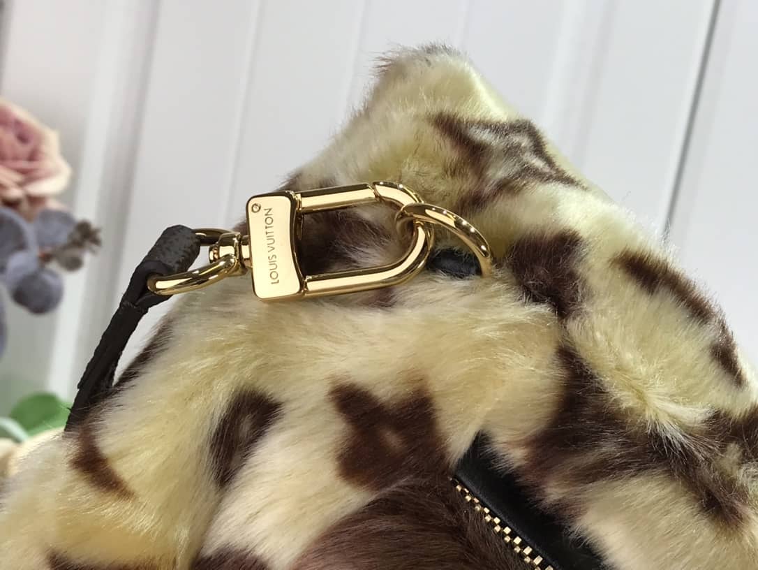 L0vis Vvtt0n In The Winter Muff Replica Bag M76094