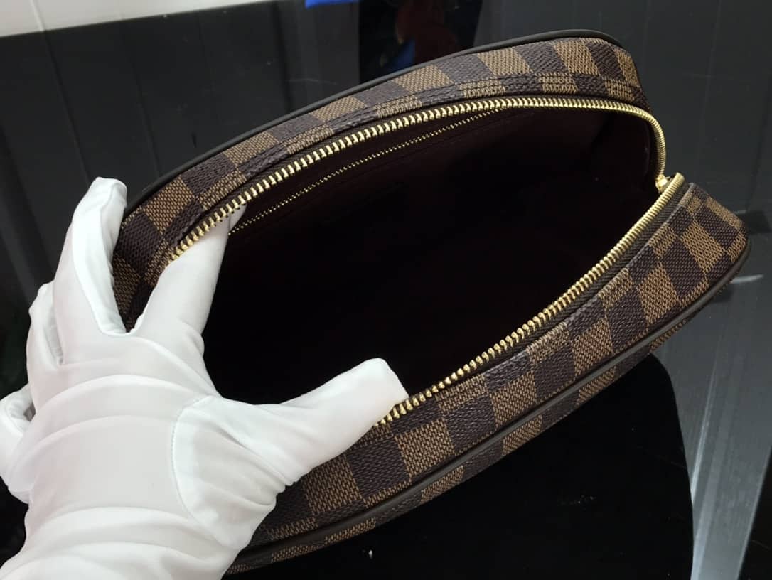 L0vis Vvtt0n Damier Ebene Toiletry Bag Replica M47527