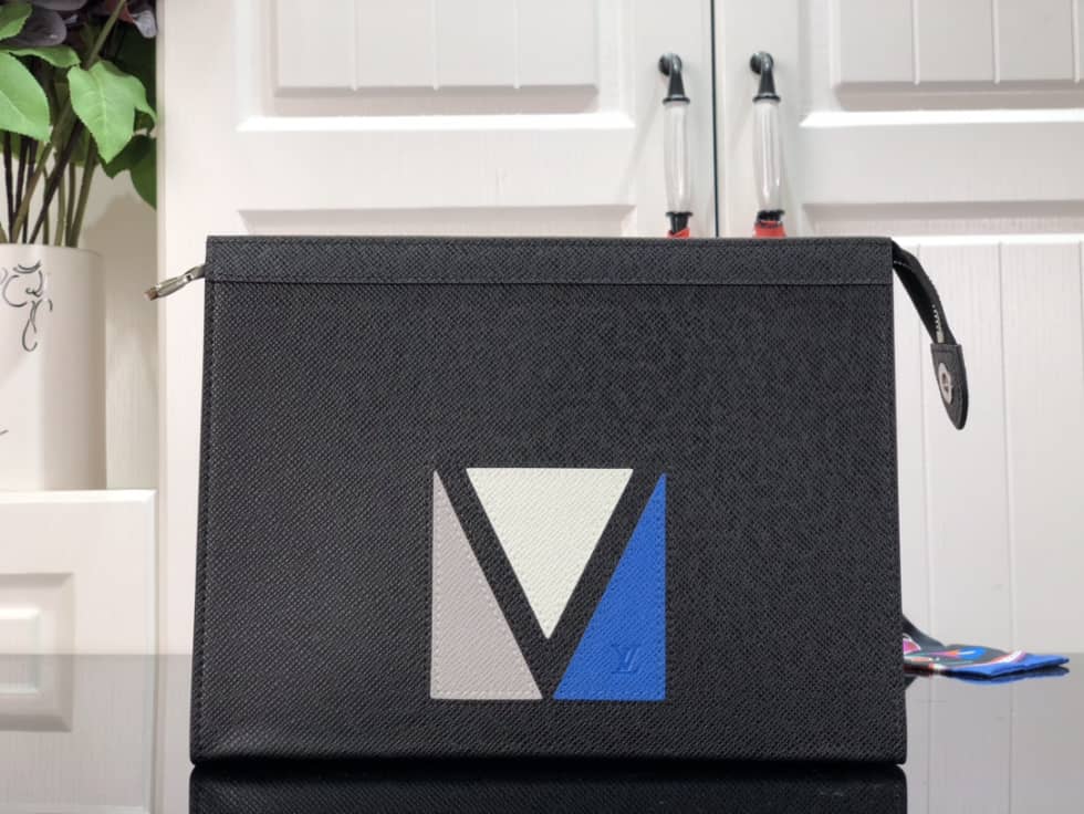 L0vis Vvtt0n Taiga Pochette Voyage Black M59147 Replica