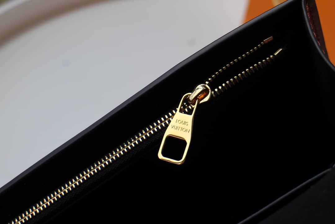 L0vis Vvtt0n Dauphine Chain Wallet Replica Shoulder Bag Brown M68746