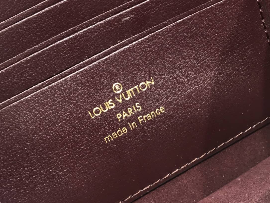 L0vis Vvtt0n Since 1854 Dauphine Chain Replica Wallet Red M69992