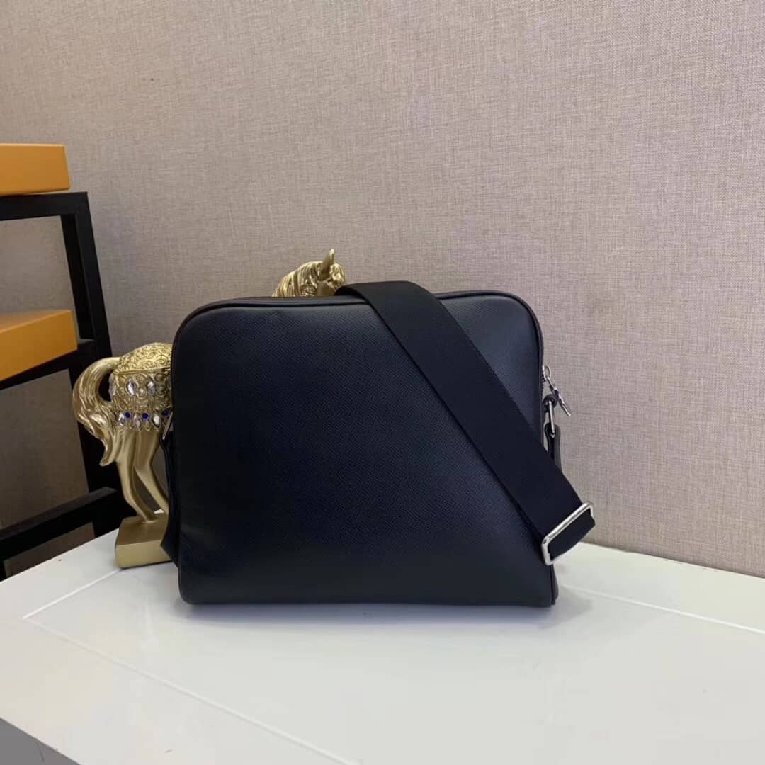 L0vis Vvtt0n Taiga Alex Leather Messenger Bag Replica M30260