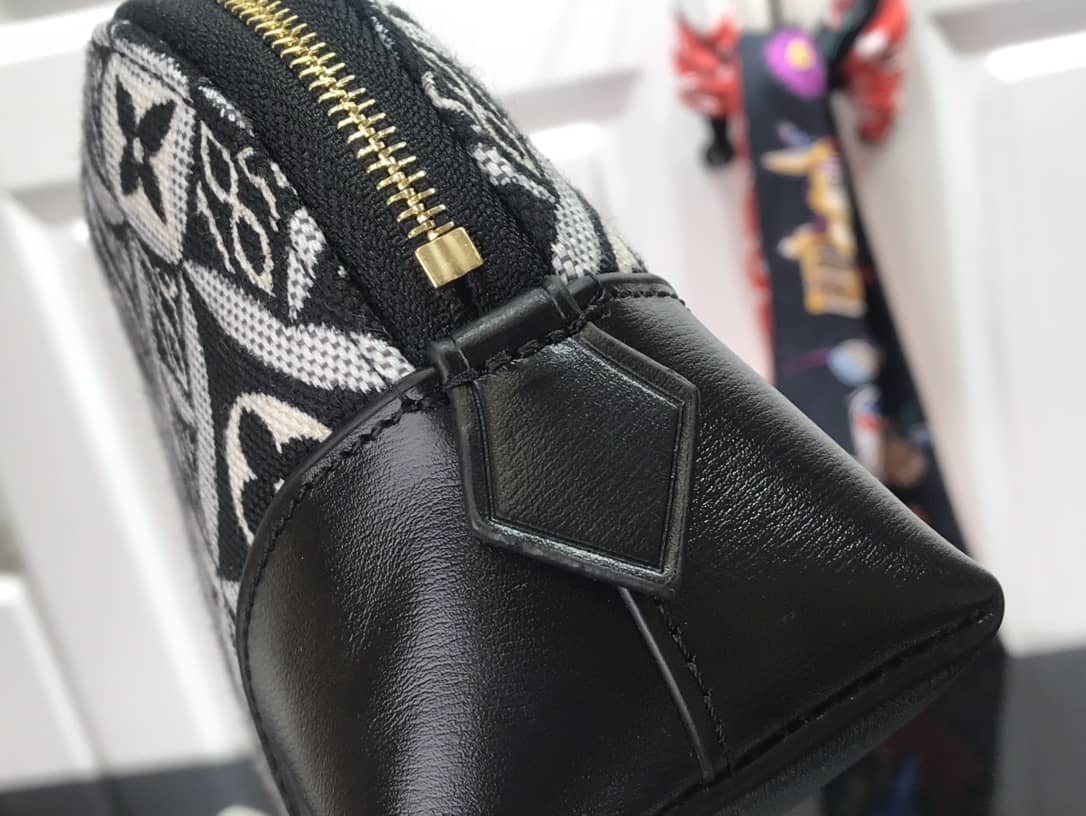 L0vis Vvtt0n Monogram Cosmetic Bag Replica Black M69991