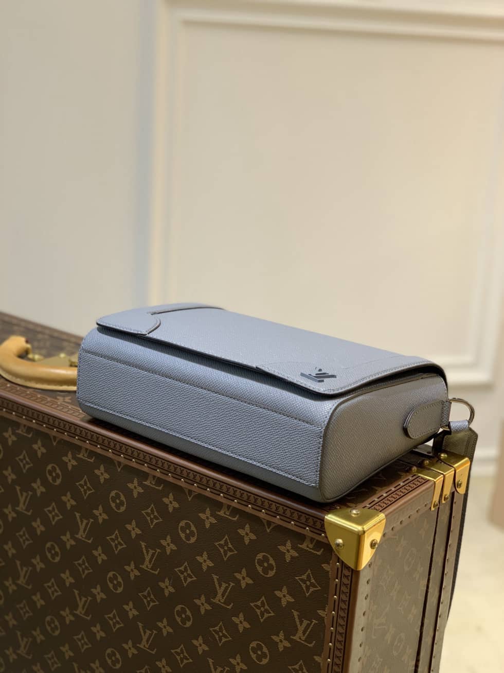 L0vis Vvtt0n New Flap Taiga Noir M30807 Replica Messenger Bag