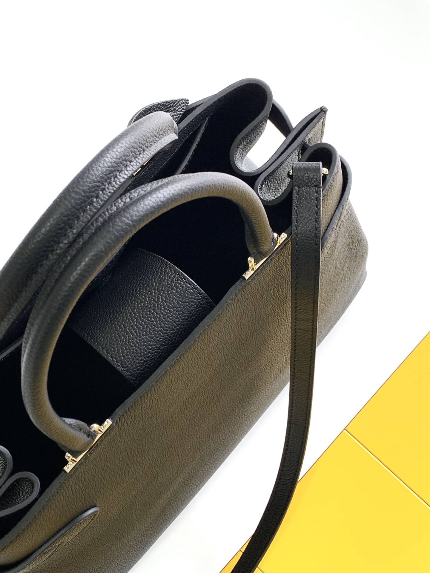 L0vis Vvtt0n Lockme Day Tote Replica Black M53730