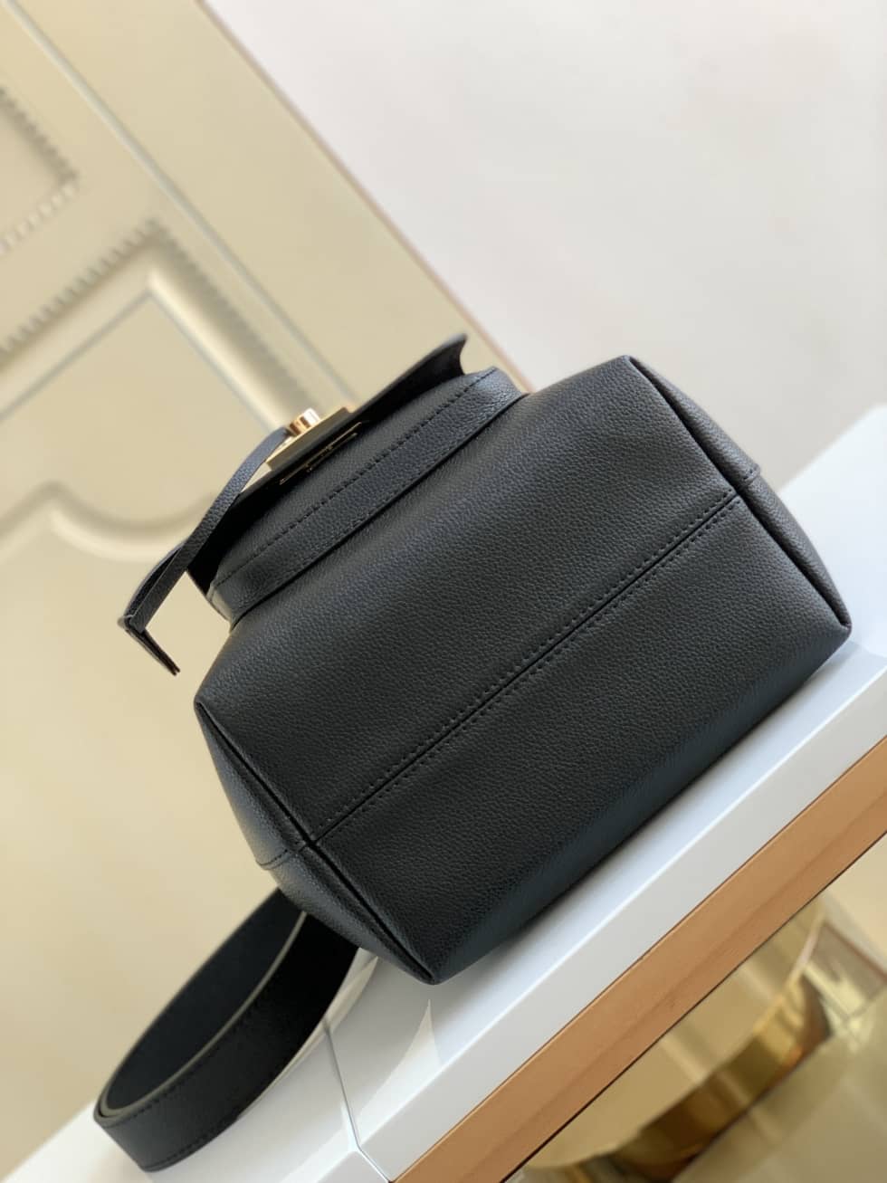 L0vis Vvtt0n Lockme Grained Calf Leather Black M57687 Replica Bucket Bag