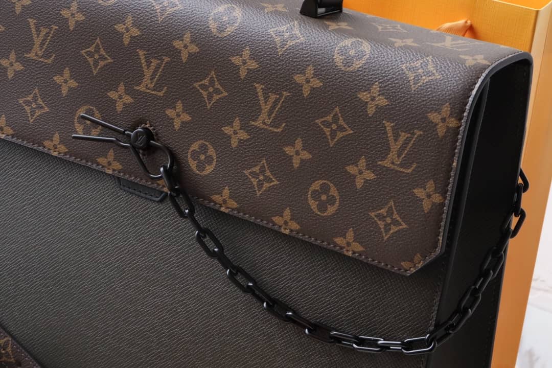 L0vis Vvtt0n Robusto Briefcase Monogram Canvas Taiga Leather Replica M30591