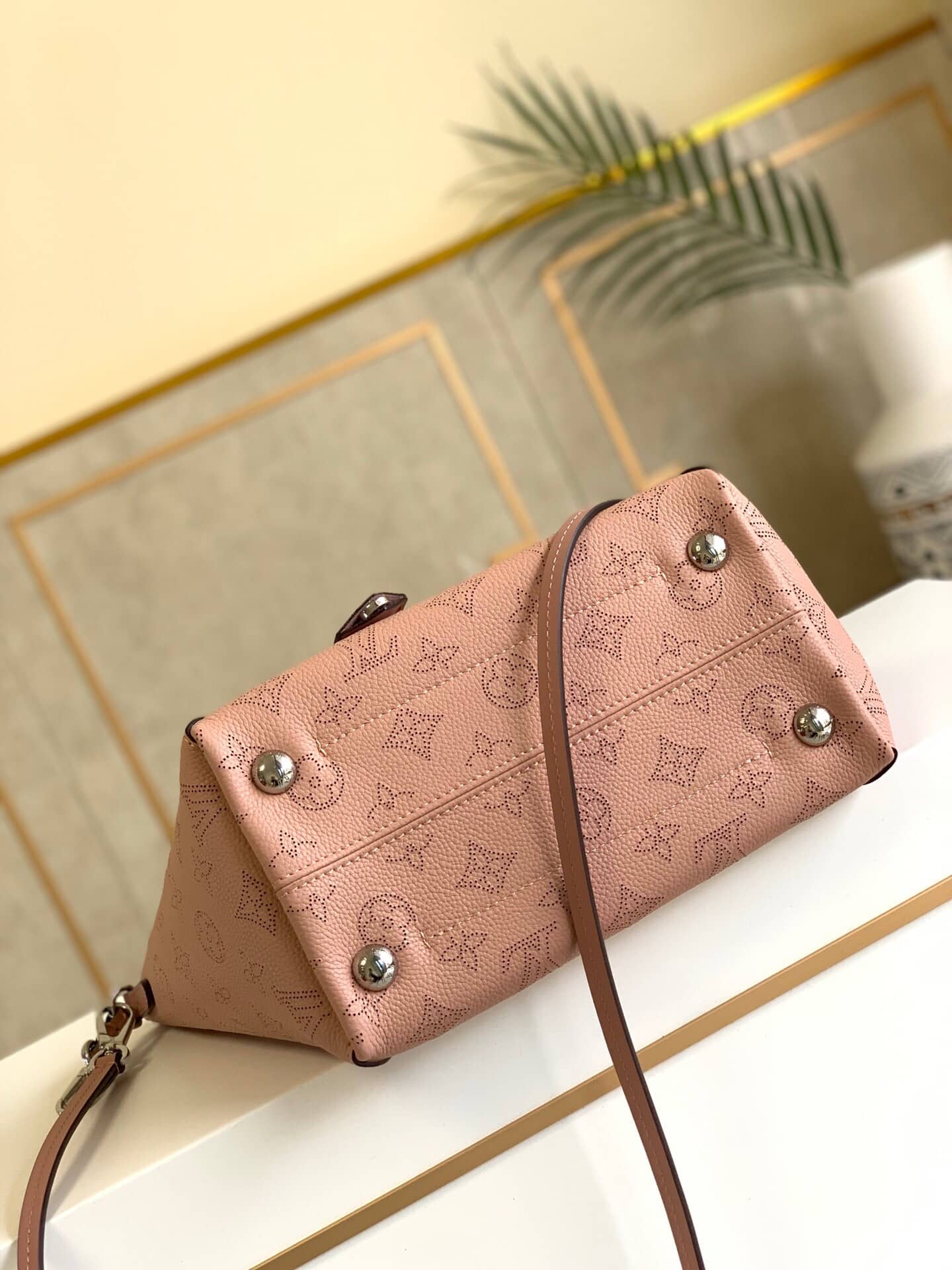 L0vis Vvtt0n Mahina Hina PM Leather Tote Replica Pink M54353