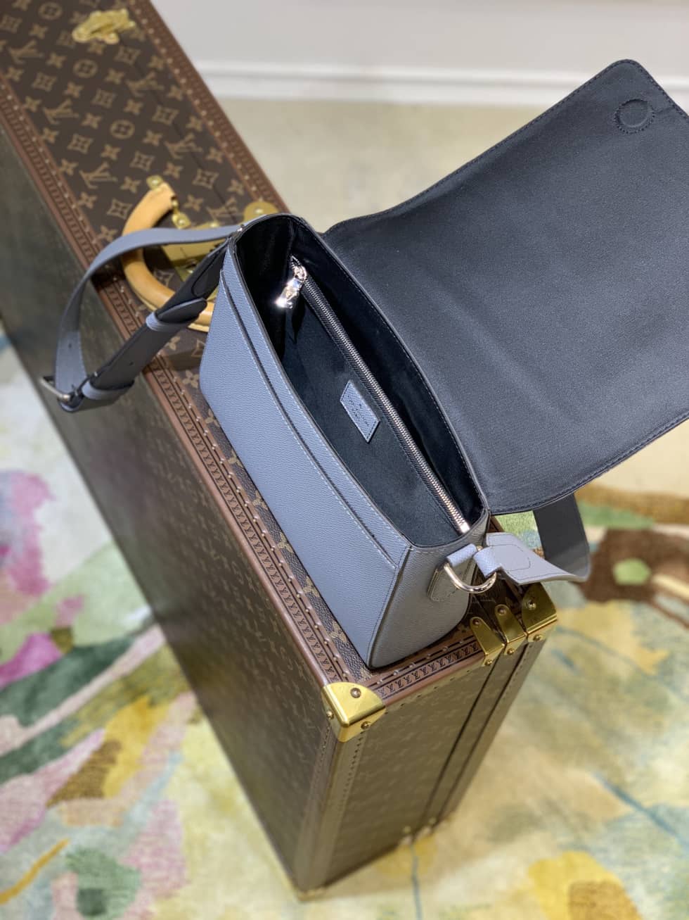 L0vis Vvtt0n New Flap Taiga Noir M30807 Replica Messenger Bag