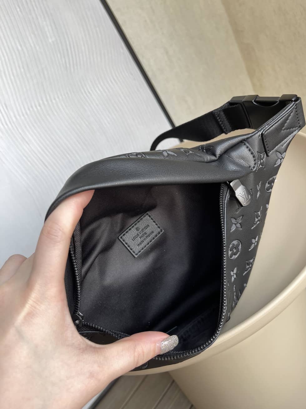 L0vis Vvtt0n Discovery Bumbag PM Monogram Shadow Black M46036 Replica Belt Bag