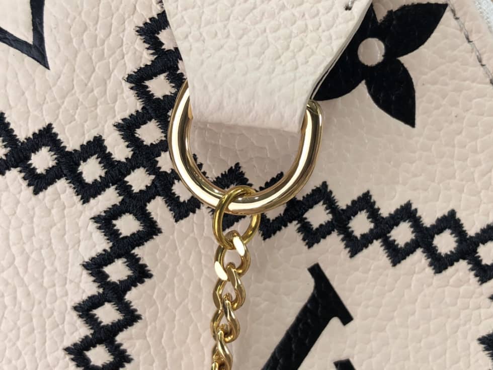 L0vis Vvtt0n Mini Pochette Accessoires Empreinte Broderies Beige M81140 Replica